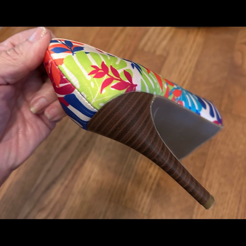 Womens 9 and Company heel, size 6 - Picture 2 of 2